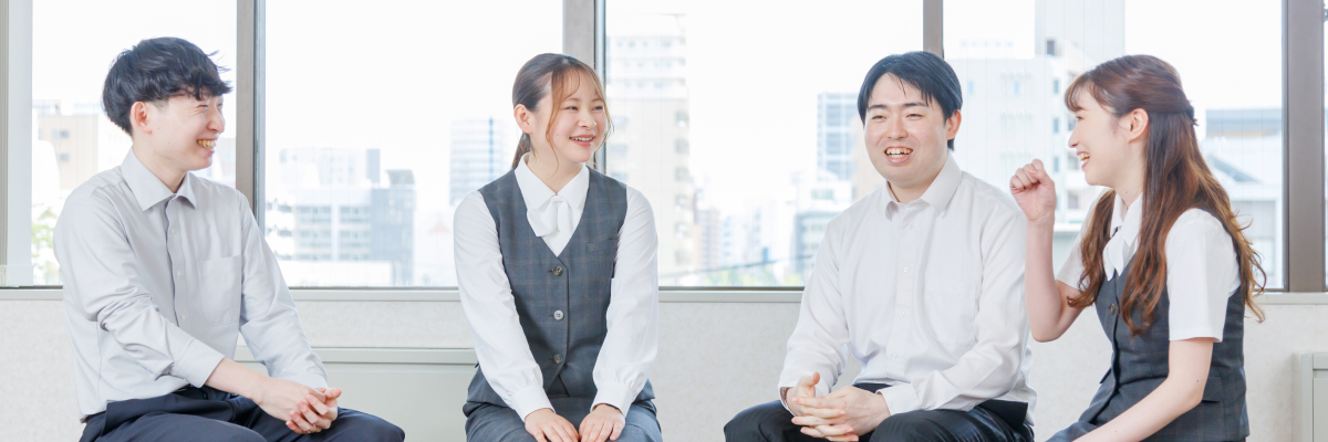 4人でトークをしている