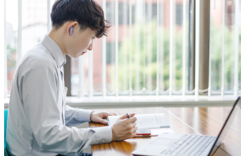 デスクに向かって勉強している