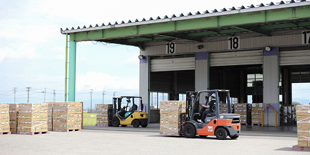 フォークリフトで荷物を運んでいる