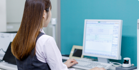 職員がパソコンを操作している