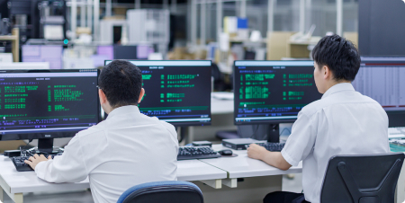 職員がパソコンを操作している