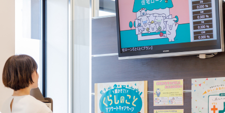 職員がモニター前で管理（運用・保守）を行っています。