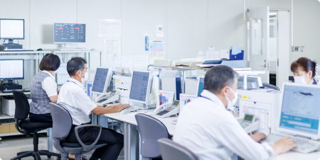 職員がパソコンを操作している