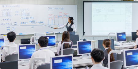パソコン室で研修をしている