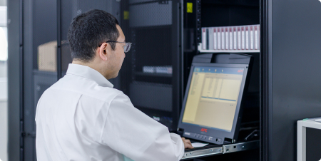 職員がパソコンを操作している